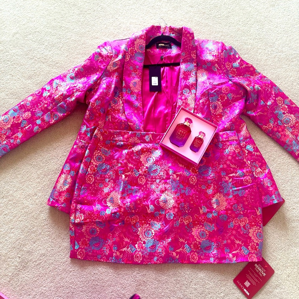 BRAND NEW FASHION NOVA Blazer and skit set !!! GALENTINES SPECIAL 💕💕